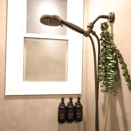 Apartment Modern In E - Walk To Airport *