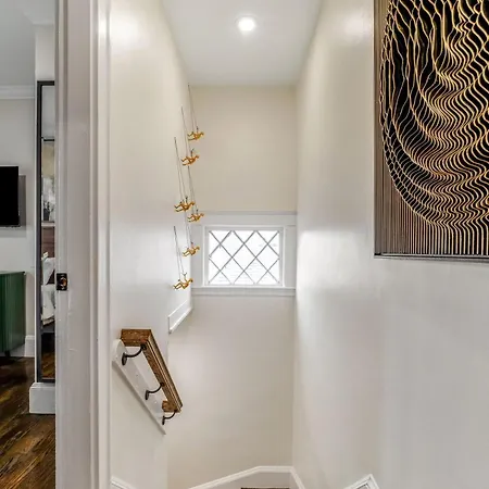 Luxury Designer 3br - Office - Sunroom - Garage - Apartment *