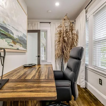 Luxury Designer 2br With Sunroom Apartment
