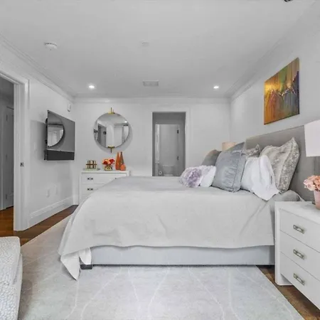 Exceptionally Private Garden Apartment Boston