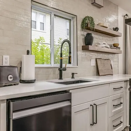 Luxury Designer 2br With Sunroom Apartment