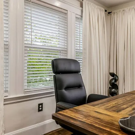 Apartment Luxury Designer 2br With Sunroom