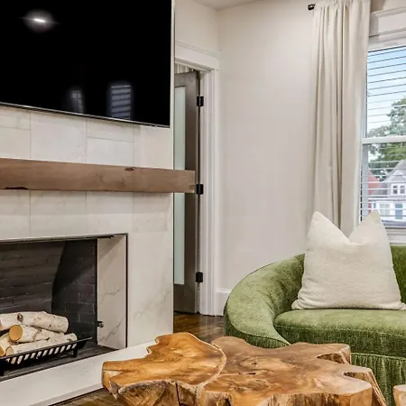 Luxury Designer 2br With Sunroom Apartment