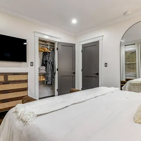 Apartment Luxury Designer 2br With Sunroom Boston