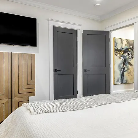 Luxury Designer 3br - Office - Sunroom - Garage - Apartment Boston