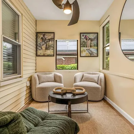Luxury Designer 2br With Sunroom Apartment