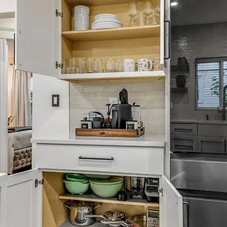 Apartment Luxury Designer 2br With Sunroom