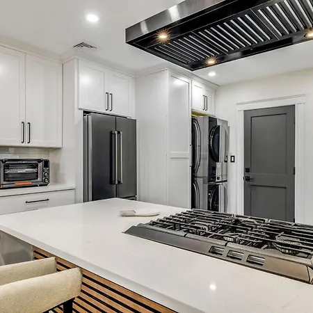 Luxury Designer 3br - Office - Sunroom - Garage - Apartment Boston