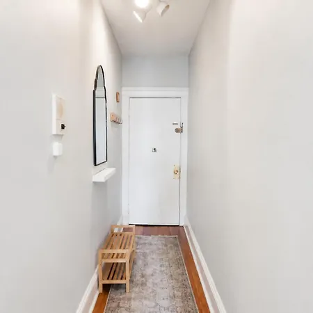 Bright City-view By Public Transport Apartment