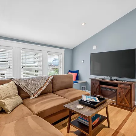 Top-floor, 2-bedroom Balcony Near Red Line Boston