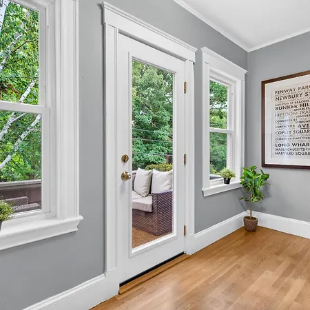 Apartment Top-floor, 2-bedroom Balcony Near Red Line