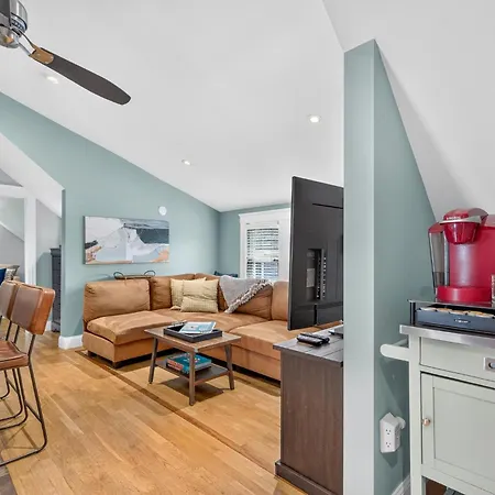 Apartment Top-floor, 2-bedroom Balcony Near Red Line *