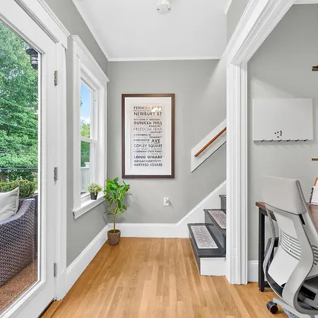 Apartment Top-floor, 2-bedroom Balcony Near Red Line Boston