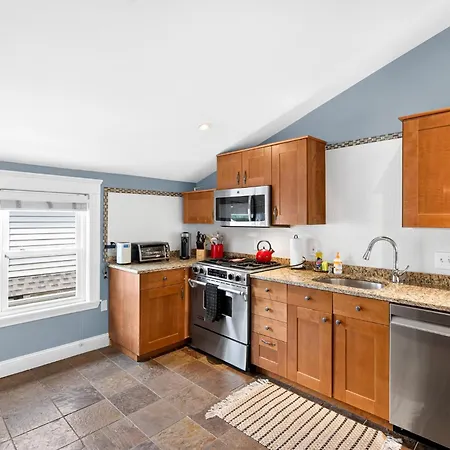 Apartment Top-floor, 2-bedroom Balcony Near Red Line Boston
