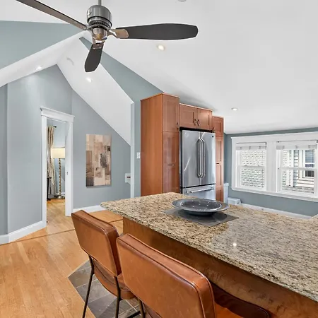 Top-floor, 2-bedroom Balcony Near Red Line