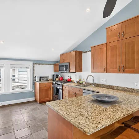 Apartment Top-floor, 2-bedroom Balcony Near Red Line *