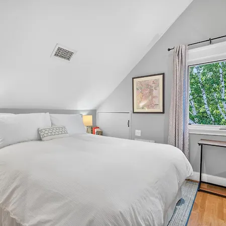 Top-floor, 2-bedroom Balcony Near Red Line Apartment Boston