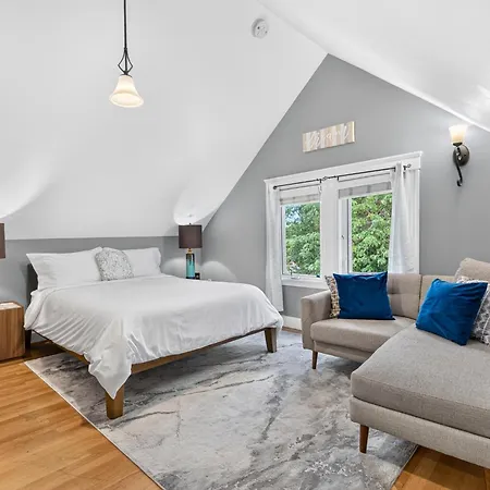 Top-floor, 2-bedroom Balcony Near Red Line Apartment