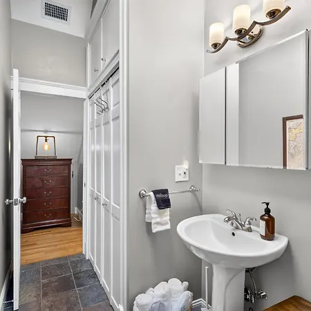 Apartment Top-floor, 2-bedroom Balcony Near Red Line Boston