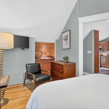 Top-floor, 2-bedroom Balcony Near Red Line *
