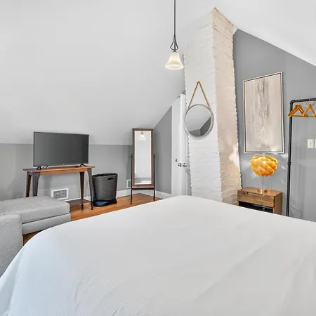 Top-floor, 2-bedroom Balcony Near Red Line Apartment