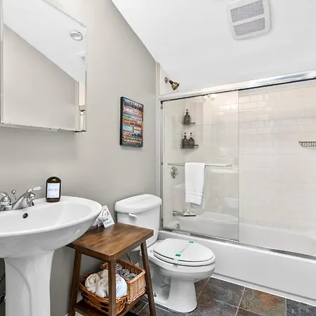 Apartment Top-floor, 2-bedroom Balcony Near Red Line Boston