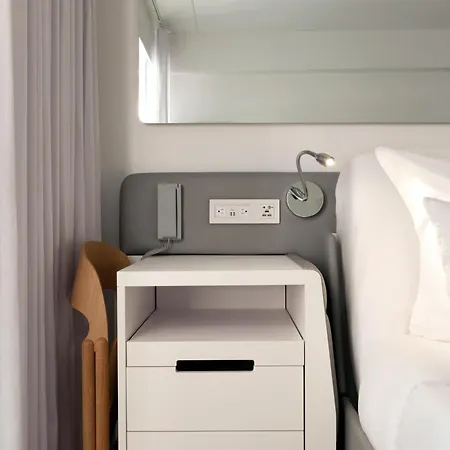 Yotel 4*