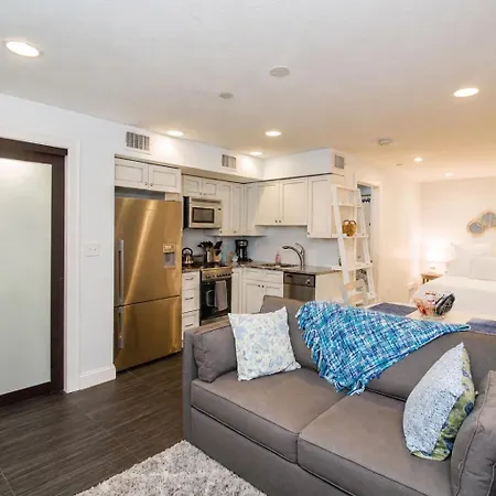 Renovated Studio, Steps To Mgh, Suffolk, Sleeps 4 *