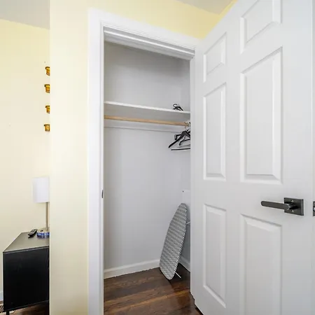 Stylish 4br Boston, Pet-friendly Near Savin Hill, I-93 & Red Line 30-1 Apartment Boston