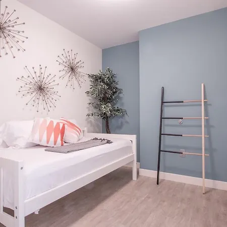One-bedroom On Beacon Street Apt 204 Apartment *