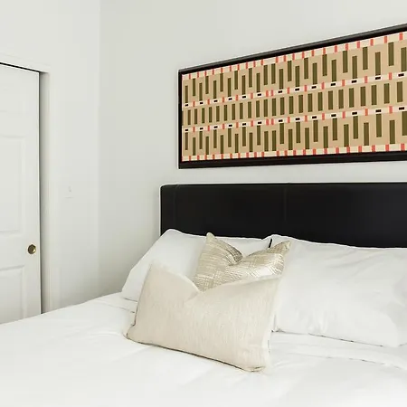 Premier Theater District Suites By Sonder