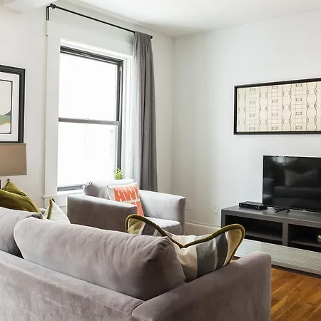 Premier Theater District Suites By Sonder