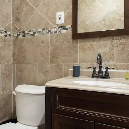 Stunning 2 Bedroom By University With Parking *