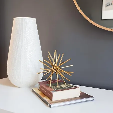 Two-bedroom On Newbury St Apt 41 *