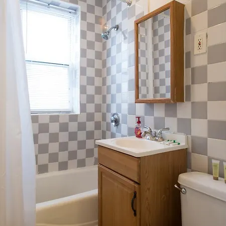 Charming 2 Bedroom By The Green Line With Private Parking Apartment *