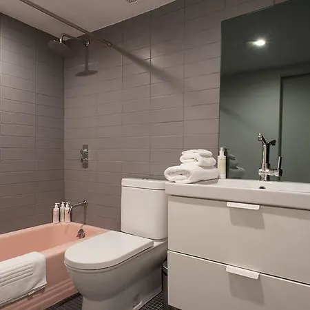 Cdc Cieaning, Modern, Spacious, 2 Bedroom With Balcony Apartment