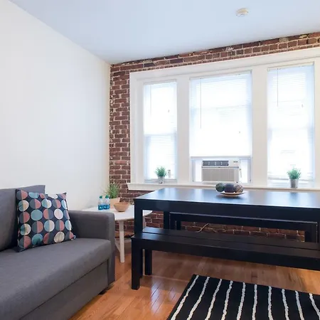 Charming 2 Bedroom By The Green Line With Private Parking *