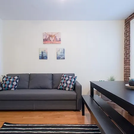 Charming 2 Bedroom By The Green Line With Private Parking Boston
