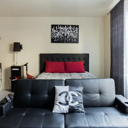 Studio Overlooking Tremont St Apartment *