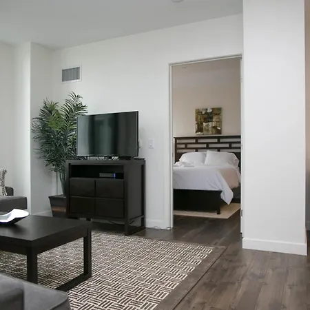 Two-bedroom On N Western Avenue Apt 308