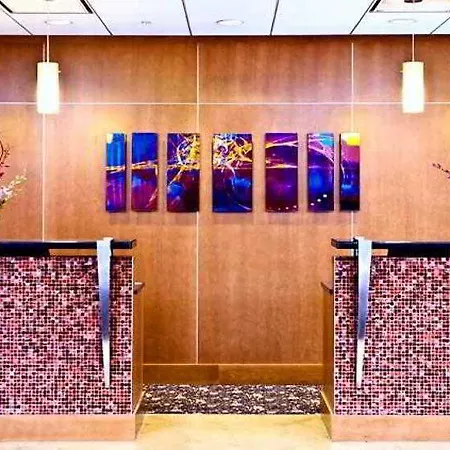 Courtyard By Marriott Logan Airport Hotel