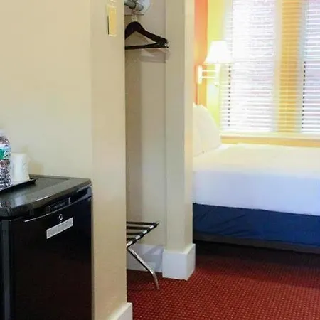 Ivy Common Hotel 2*