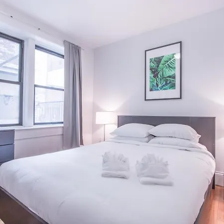 Premier Theater District Suites By Sonder