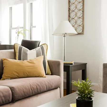 Premier Theater District Suites By Sonder