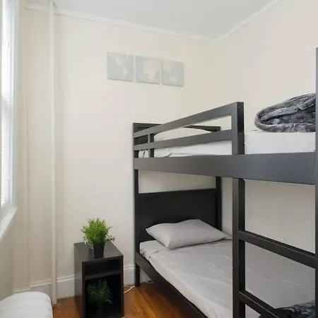 Gorgeous 2 Bedroom By University And Private Parking *
