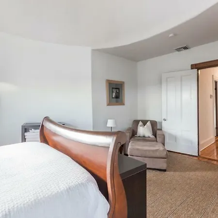 Sky View On Jones Hill Apartment