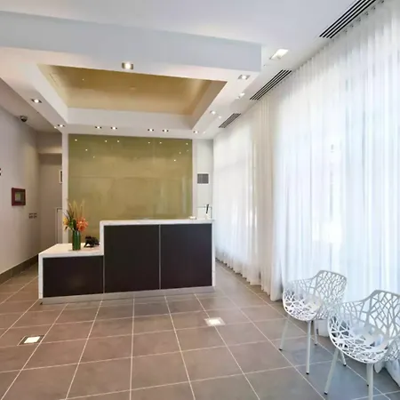 Global Luxury At Garden Apartment
