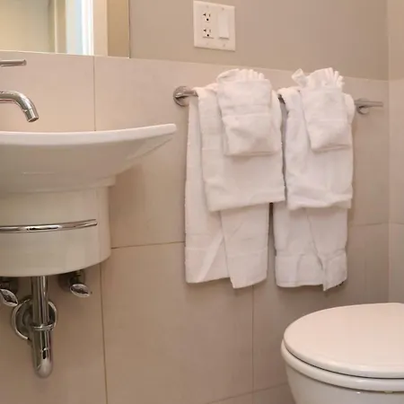 Cozy & Stylish Newbury Street Studio, #9 Apartment *