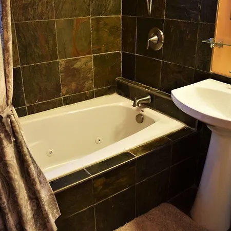 Private Rooms, Shared Bath In A Private Minutes From Logan Airport * Boston