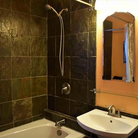 Private Rooms, Shared Bath In A Private Minutes From Logan Airport Homestay